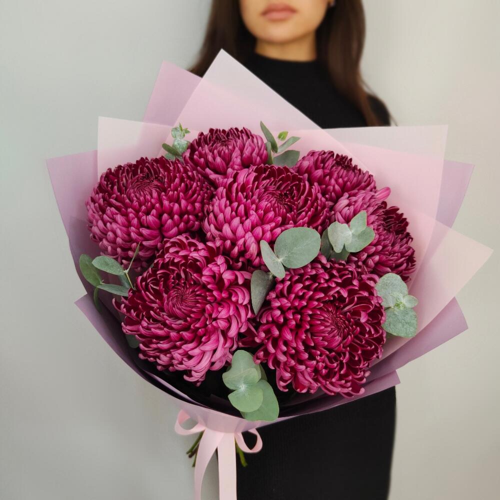 Букет из 7 кудрявых хризантем «Бигуди» с серебристым эвкалиптом Дорогобуж Смоленская область